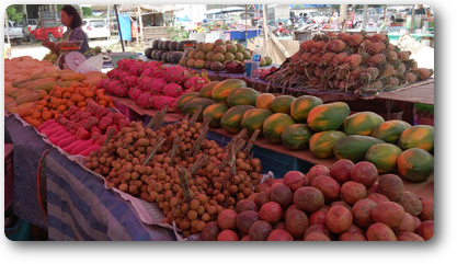 市場に並んだフルーツ各種